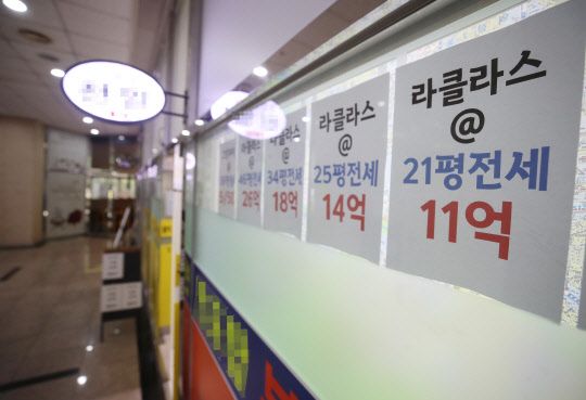 최근 2년 동안 서울 아파트 전셋값은?       (서울=연합뉴스) 박동주 기자 = 17일 서울 서초구 반포동의 한 부동산중개업소 앞 시세표.       서울 아파트 전셋값이 최근 2년 동안 단 한 주도 내리지 않고 상승세를 이어온 것으로 나타났다.      작년 7월 임차인 보호를 위해 임대차 2법을 전격 도입했지만, 좋은 입법 취지에도 불구하고 전세 품귀에 전셋값 급등 등 부작용이 나타나면서 세입자들의 시름은 더 깊어졌다. 2021.6.17      pdj6635@yna.co.kr  (끝)